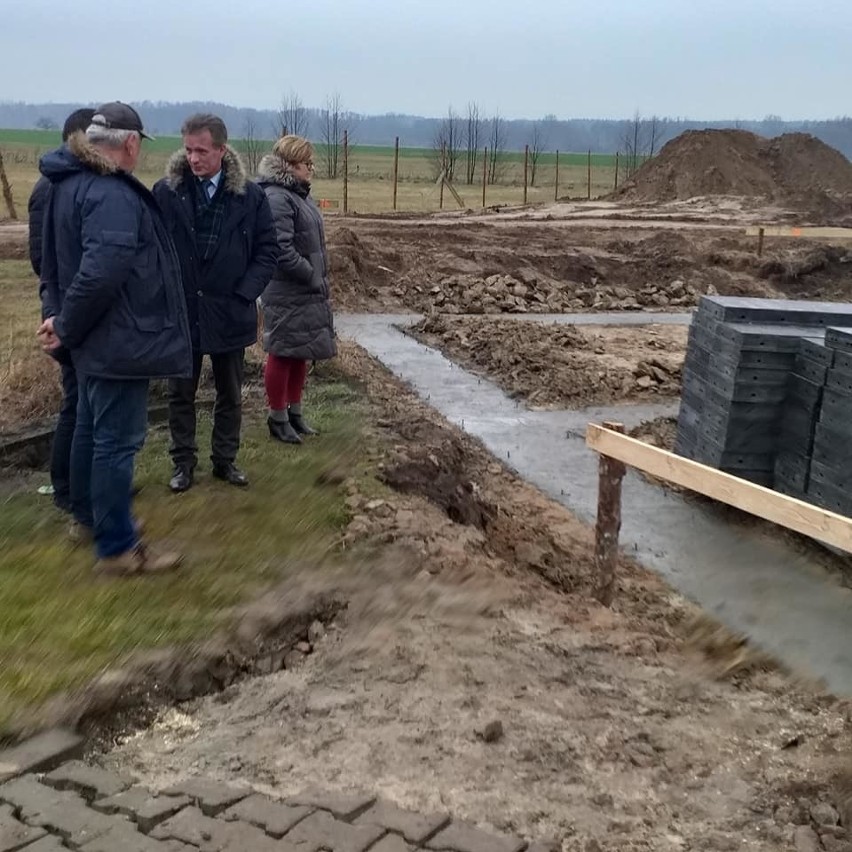 Rzewnie. Trwa budowa przedszkola. W planach jest również budowa mostu na Narwi