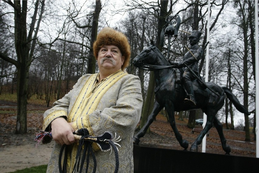 Jerzy Szahuniewicz w 2010 roku przy Pomniku Tatara RP