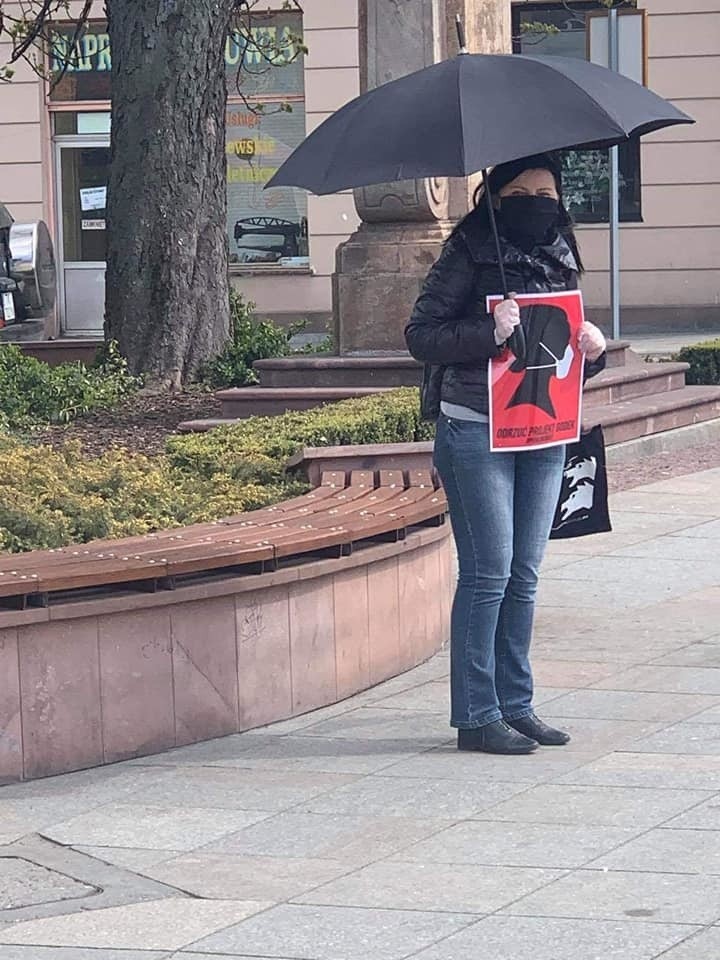 Na rynku w Kielcach protestowano przeciwko projektowi ustawy antyaborcyjnej. Kobiety z parasolkami i plakatami stanęły w kolejce po drożdże 