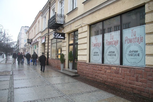 Na razie o nowopowstającym obiekcie wiadomo tylko tyle, że czeka go remont. W piątek lokal był zamknięty, na szybie wisi jedynie napis: „Tu powstaje „Dobrze Nadziane”. Pączkarnia tradycyjna.