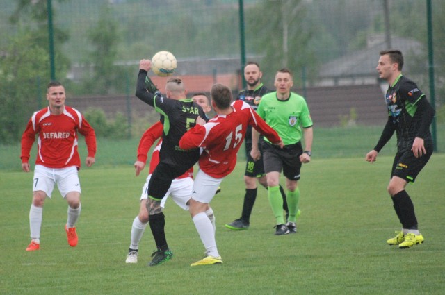 W meczu na szczycie w klasie okręgowej Star Starachowice wygrał na wyjeździe z GKS Rudki 2:1 (1:1). Pierwszą bramkę dla Staru zdobył Artur Kidoń w 3 minucie, a zwycięską w doliczonym czasie gry, w 93 minucie, Emil Gołyski. Gola dla GKS w 4 minucie strzelił Dariusz Kowalski. Star zagrał w składzie:  Pocheć - Kosztowniak, Gębura, Kania, Nowocień - Horna (90. Sokół), Gołyski, Stachura, Wójtowicz (64. Niewczas) - Kidoń, Anduła.- To był ciężki mecz, ale z happy endem dla nas, bo w doliczonym czasie gry zadaliśmy decydujący cios. To był wyrównany pojedynek, ale szczęście nam dopisało  i mamy ważne trzy punkty, które bardzo przybliżają nas do awansu - powiedział Arkadiusz Bilski, trener Staru.   Dorota Kułaga