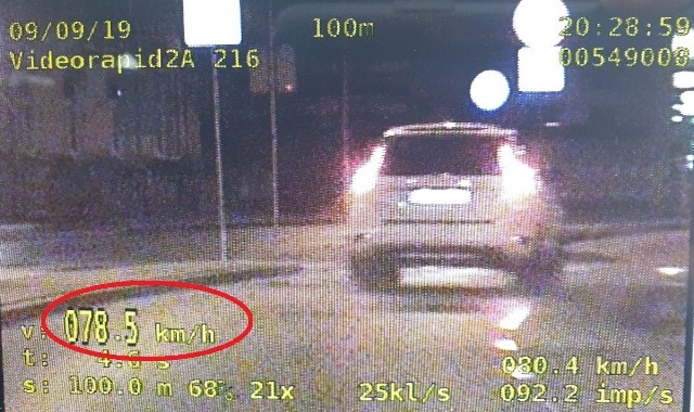 Policjanci z grupy "Speed", patrolujący wczoraj drogę krajową DK91, dostrzegli w pewnym momencie osobowe volvo, które poruszało się zbyt szybko na odcinku obowiązywania ograniczenia prędkości do 50 km/h.