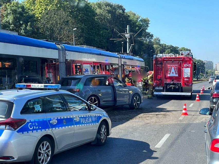 Wypadek na al. Jana Pawła II w Krakowie. Zderzenie tramwaju z samochodem