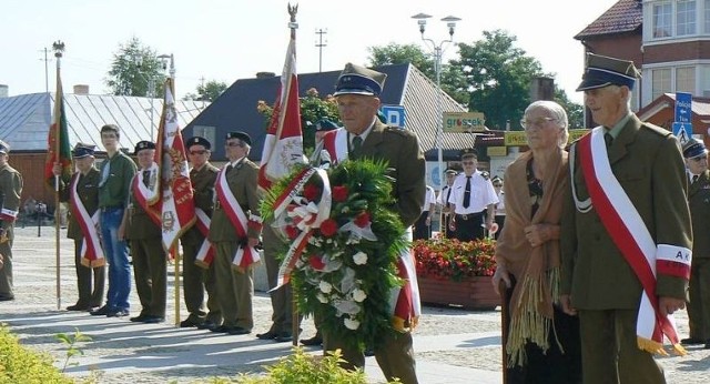 Kwiaty pod pomnikiem poświęconemu poległym żołnierzom  składali miedzy innymi kombatanci.