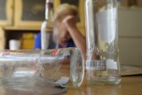 Pijani rodzice w Zduńskiej Woli. Mieli w organizmie prawie 3 promile alkoholu!