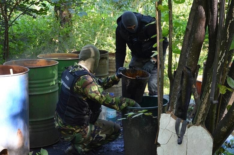 Leśna bimbrownia w Czarnej Białostockiej zlikwidowana. Funkcjonariusze podlaskiej KAS zarekwirowali nielegalny alkohol [ZDJĘCIA]