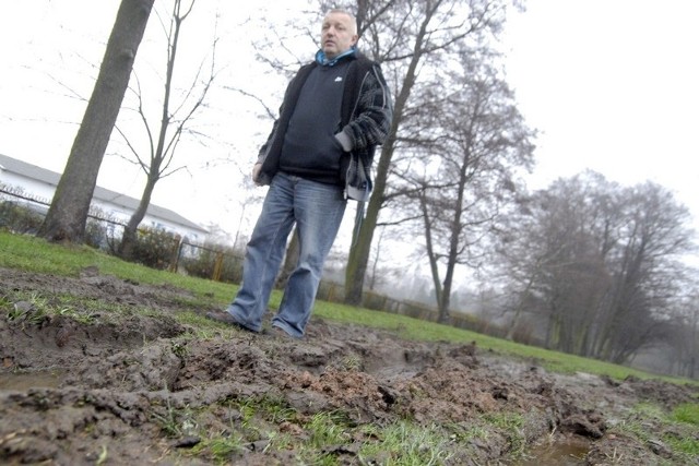 Jerzy Koniczuk pokazuje rozjeżdżone przez straż wędkarską miejsce w parku.