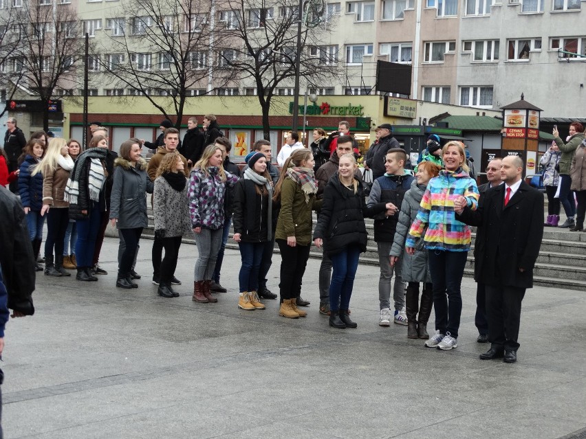 Polonez na rynku w Rudzie Śląskiej [ZDJĘCIA + WIDEO] Maturzyści zatańczyli przed studniówką