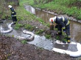 Akcja strażaków w Wojkowicach. Zbierają substancję ropopochodną z potoku NOWE ZDJĘCIA