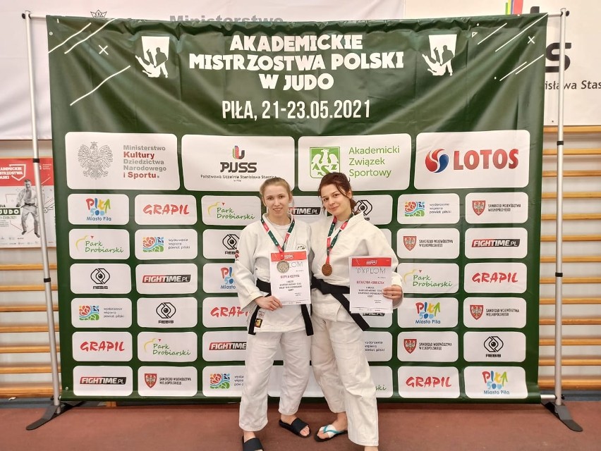 Maryla Kostyra i Katarzyna Korolczuk z medalami AMP w judo