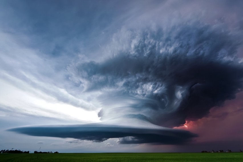 Nieziemskie zdjęcia burzy, tornad i cyklonów. Najbardziej fotogeniczne zjawiska atmosferyczne (foto + wideo)