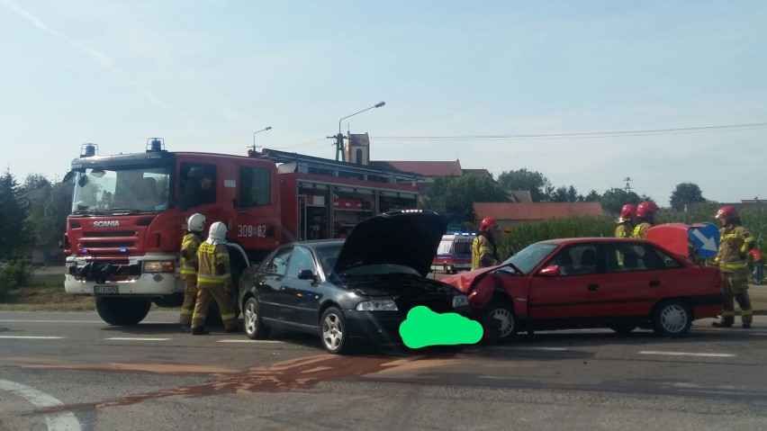 Zawady. Wypadek na DK 64. Audi zderzyło się z oplem. Jedna osoba trafiła do szpitala [ZDJĘCIA]