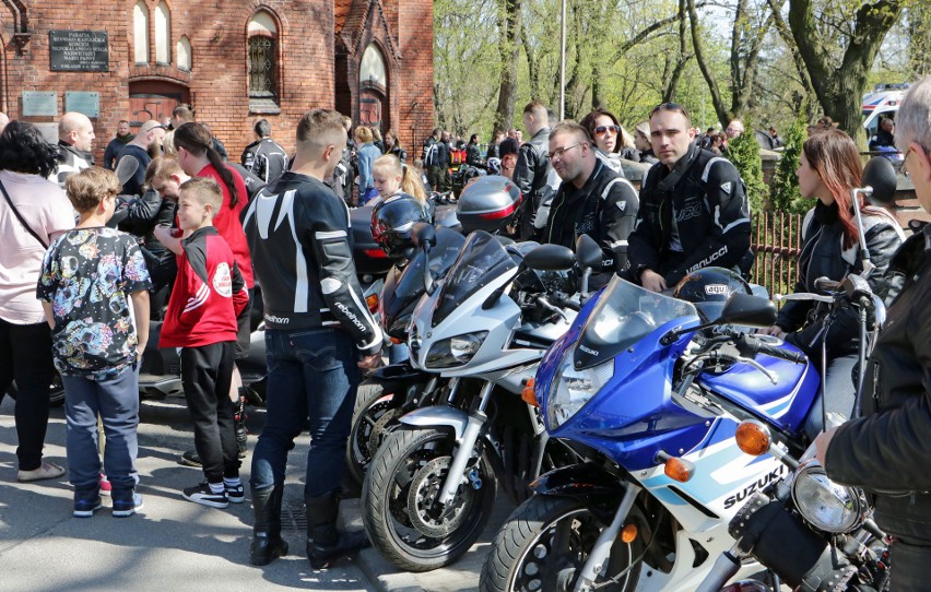 Kilkuset właścicieli motocykli wzięło udział w uroczystej...