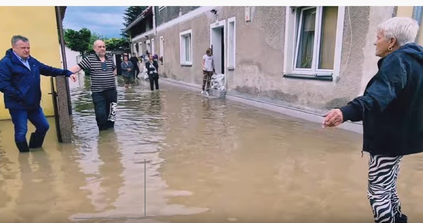 Powódź pod Kłodzkiem. Woda zalała wiele miejsc. Burmistrz: "To jest żywioł!"