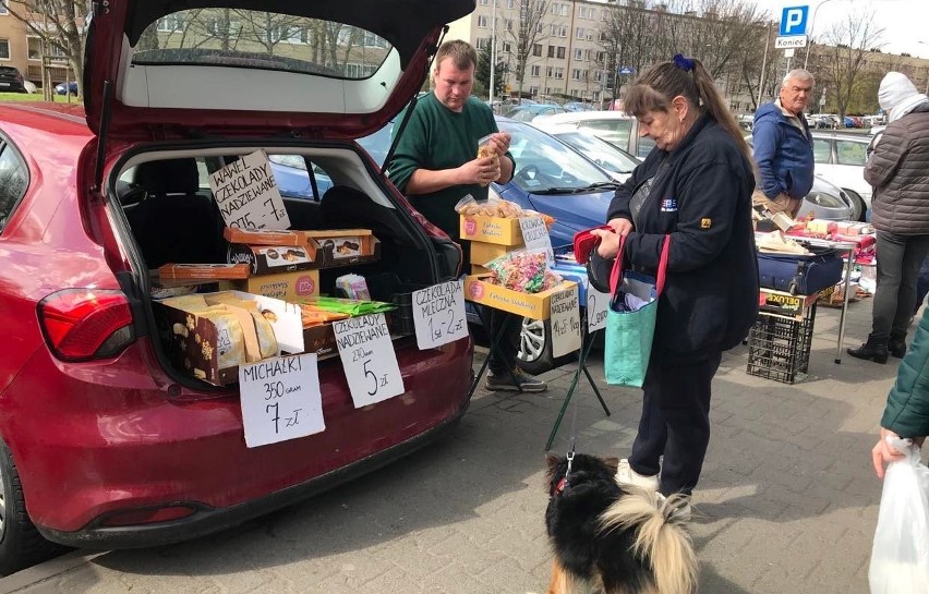 Stoiska na placu uginają się od świeżych warzyw i owoców i...