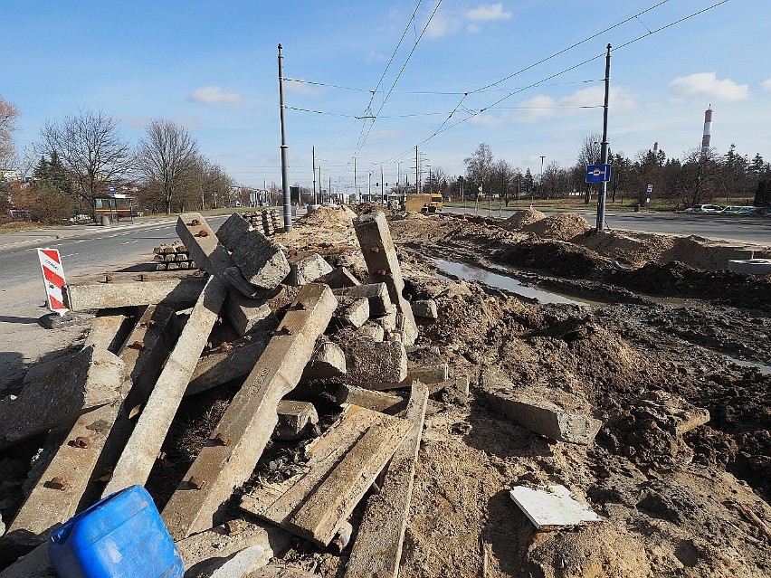 Budowa wiaduktów na Przybyszewskiego idzie pełną parą. Kiedy pojedziemy drugą jezdnią? Zobacz zdjęcia