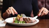 Czy w Dzień Kobiet można jeść mięso? Dyspensa biskupa opolskiego z okazji 8 marca