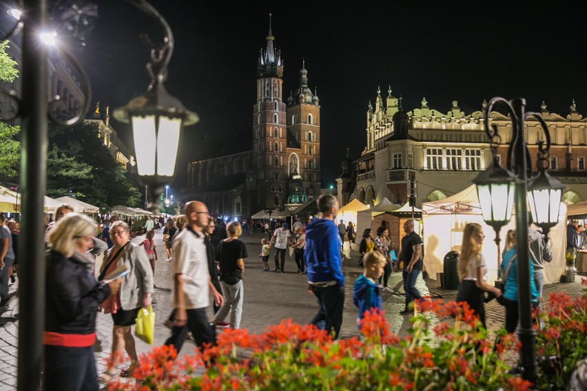 Tłumy turystów i imprezowiczów opanowały Kraków. Tak wygląda nocne życie miasta [ZDJĘCIA