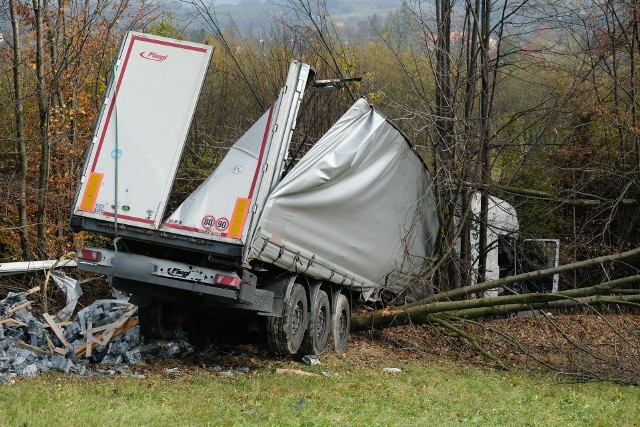 Do tego groźnego wypadku doszło w poniedziałek na drodze krajowej nr 19 w Jasienicy Rosielnej k. Brzozowa.35-letni kierowca tira, mieszkaniec woj. mazowieckiego jechał ze wzniesienia w kierunku Miejsca Piastowego. - Mężczyzna z nieustalonych przyczyn stracił panowanie nad pojazdem i uszkadzając bariery energochłonne zjechał ze skarpy w dól - powiedziała st. asp. Monika Dereń z KPP Brzozów.Tir staranował drzewa i uderzył w nasyp. Kierowca został zakleszczony w kabinie. Przytomny trafił do szpitala. 35-latek był trzeźwy. Tir przewoził na paletach gazetki reklamowe.Możliwe, że kierowca zasnął za kierownicą.