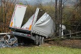 Wypadek w Jasienicy Rosielnej koło Brzozowa. Kierowca tira wypadł z drogi i zjechał ze skarpy [ZDJĘCIA, WIDEO]