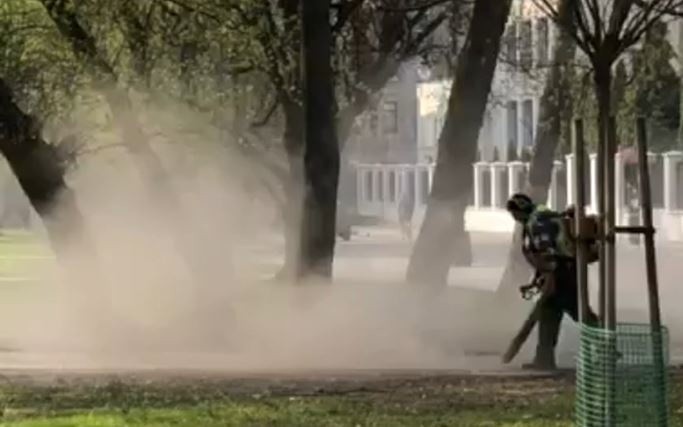 Sprzątanie Łodzi za pomocą spalinowych dmuchaw to...