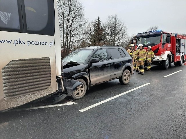 Samochód osobowy uderzył w tył autobusu. Jedna osoba została ranna. Kierowcy musieli liczyć się z utrudnieniami na trasie Śrem - Książ Wielkopolski.Zobacz zdjęcia --->