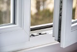 Przestaw swoje okna na tryb letni – jak ustawić regulację? Tak poprawisz wentylację w domu i zapomnisz o zaparowanych szybach