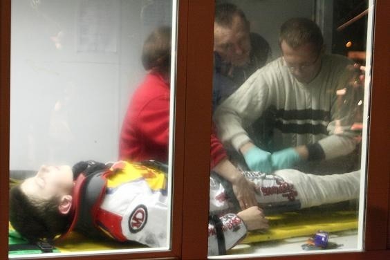Po wstępnym zaopatrzeniu medycznym na stadionie, Patryk Beśko został odwieziony karetką do szpitala w Gorzowie Wlkp. Tam prześwietlenie wykazało złamanie kości udowej prawej nogi.