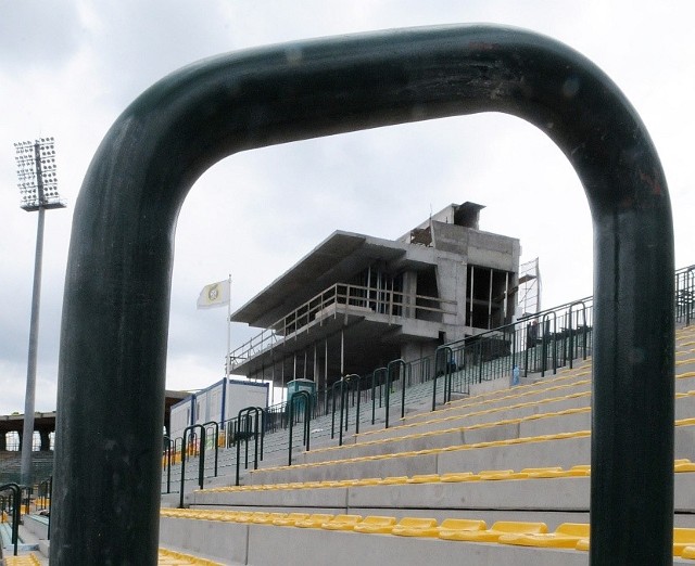 Na stadionie trwają ostatnie prace. Trybuna ma być gotowa na finał. Nowej wieżyczki sędziowskiej nie będzie.