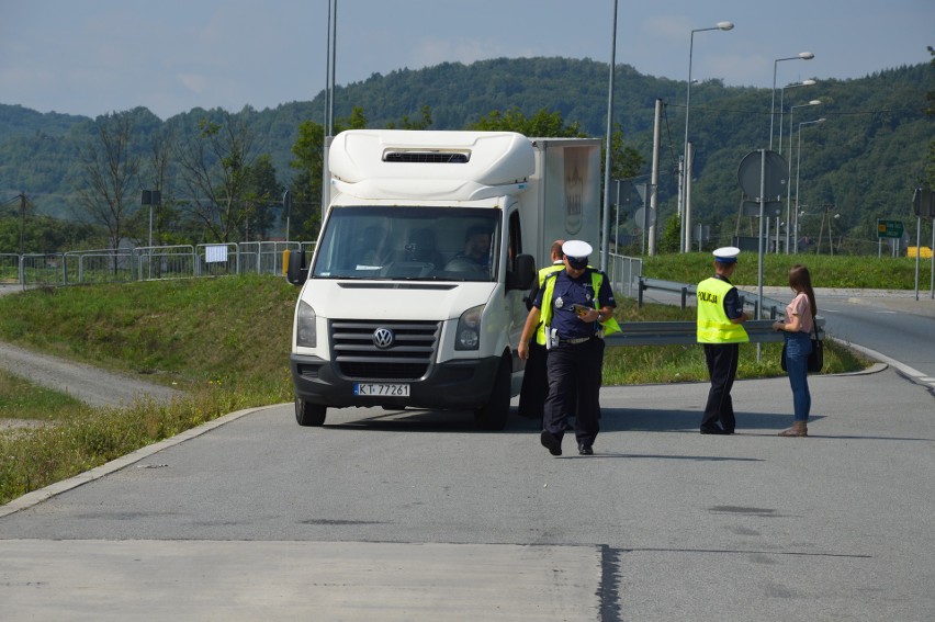 Wielka Wieś. Nietypowy patrol drogówki. Policjantom towarzyszył ksiądz [ZDJĘCIA]