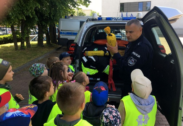 Dzieci mogły zobaczyć między innymi, jakie wyposażenie wykorzystują policjanci