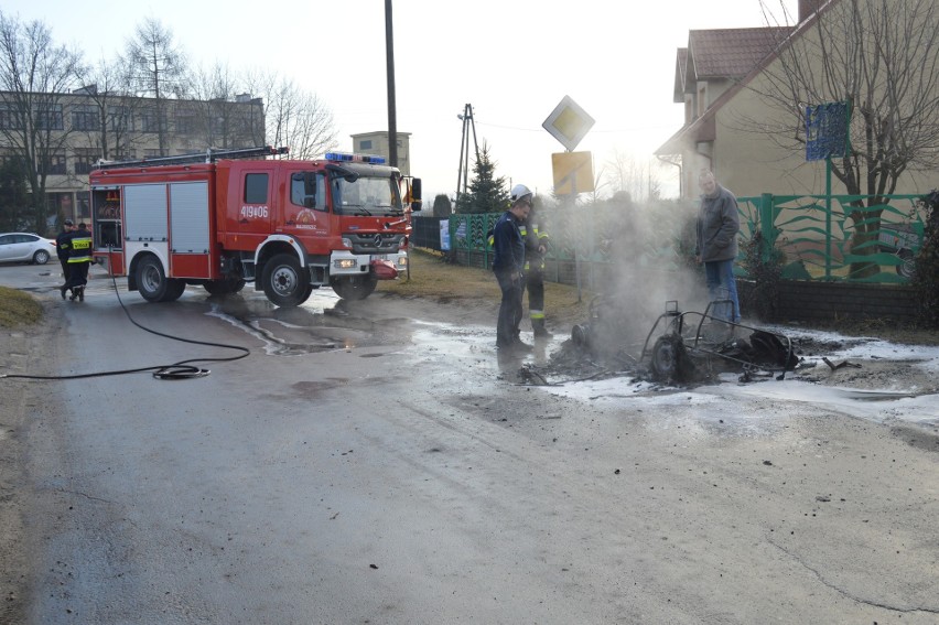 Pożar samochodu w Małogoszczu. Zostały zgliszcza 