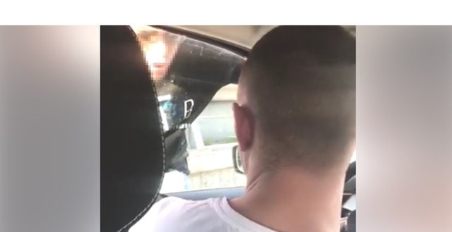 W sieci pojawiło się nagranie, na którym widać atak taksówkarza na kierowcę Ubera. Taksówkarz z Warszawy zajechał drogę kierowcy Ubera pochodzenia ukraińskiego, zwyzywał go, a na końcu go opluł. Całe zdarzenie zostało opublikowane w internecie przez Ośrodek Monitorowania Zachowań Rasistowskich i Ksenofobicznych. ZOBACZ FILM - KLIKNIJ DALEJ [UWAGA WULGARYZMY]