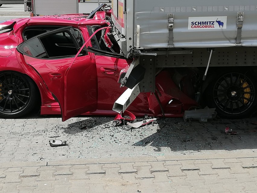 Czerwone porsche wbiło się w tył naczepy ciężarówki