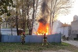 Akcja straży pożarnej przy ulicy Młynarskiej w Białogardzie. Płonął opuszczony barak [ZDJĘCIA]