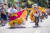 Poznań: Trwa Światowy Przegląd Folkloru "Integracje" - barwny korowód zachwycił poznaniaków na Starym Rynku [ZDJĘCIA]