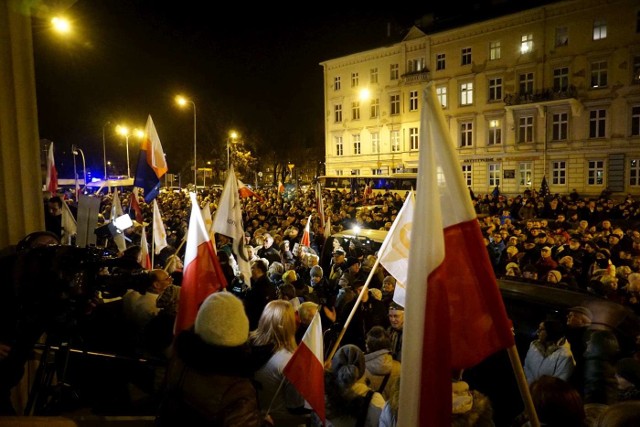 W środę, 18 grudnia działacze związani z Komitetem Obrony Demokracji oraz mieszkańcy Poznania spotkali się pod Sądem Rejonowym w Poznaniu, by wspólnie protestować przeciw projektowi nowelizacji ustawy o sądach powszechnych i Sądzie Najwyższym. Przejdź do kolejnego zdjęcia --->