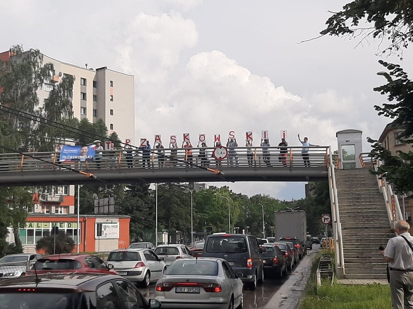 Na kładce dla pieszych nad ulicą Źródłową w Kielcach działacze i sympatycy Koalicji Obywatelskiej z kartek ułożyli napis "Trzaskowski"