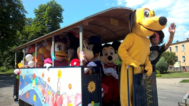 W sobotę (4 czerwca) na placach zabaw w Siedlisku, Pięknych Kątach, Dębiance, Kierznie, Bielawach i Borowcu gościliśmy nietypowych gości zza oceanu. Pierwsze na plac zabaw przybyły postaci z Disneylandu – Kaczor Donald z Daisy, Myszka Miki z Mini oraz pies Pluto i Goofy.  