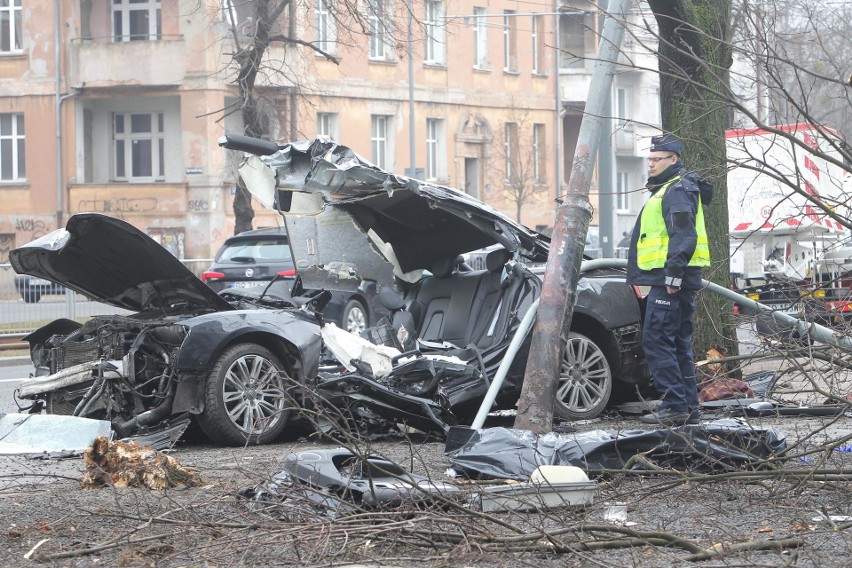 Poznań: Wypadek na ul. Królowej Jadwigi. Samochód uderzył w...