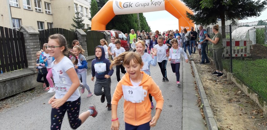 Piknik rodzinny "Policyjna Odyseja" w Przeciszowie. Szkoła Podstawowa nr 1 po raz 10 bierze udział w konkursie "Odblaskowa Szkoła" [ZDJĘCIA]