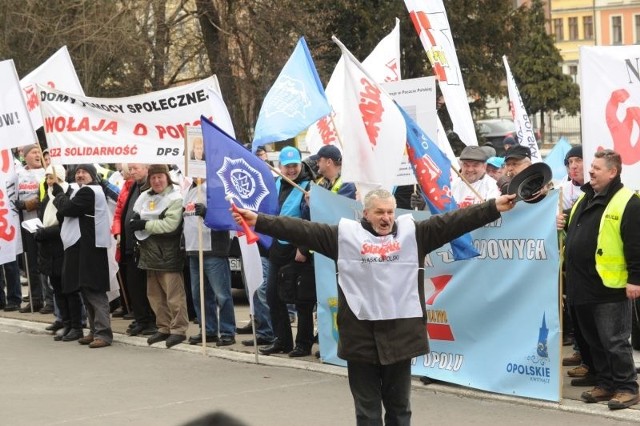 Dzisiejsza pikieta Opolan była głosem poparcia dla strajku generalnego, który przeprowadzili związkowcy na Górnym Śląsku.