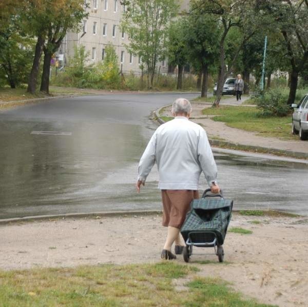 Wzdłuż ulicy Staroopatowskiej piesi chodzą po gruntowych poboczach, gdyż po obu stronach jezdni brakuje chodników.