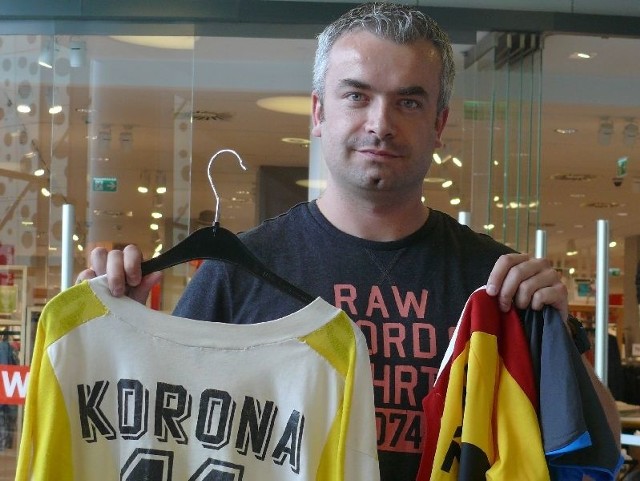 Rzecznik prasowy Korony Paweł Jańczyk prezentuje unikatowe koszulki. Z lewej najstarsza z tych, które będą na wystawie - z lat 70-tych.