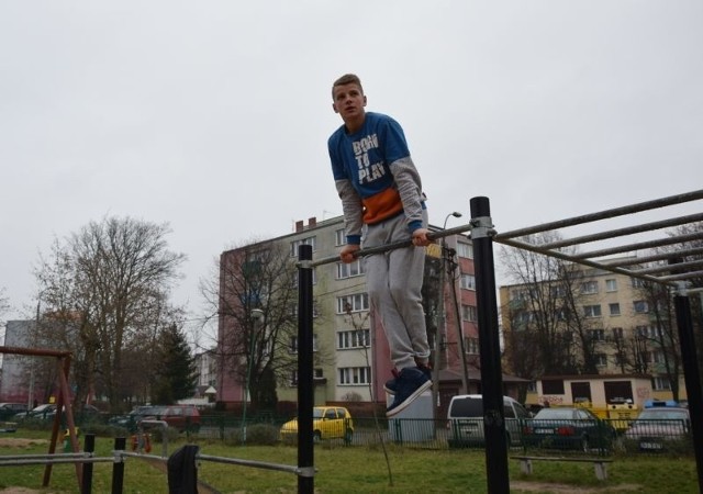 Street Workout to rodzaj ćwiczeń na świeżym powietrzu, które wykonuje się na dostępnych poręczach i drążkach, również w specjalnie do tego stworzonych Street Workout parkach.