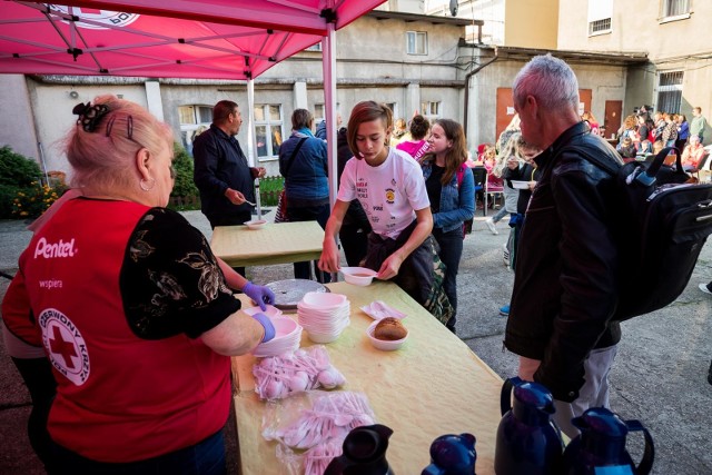 Tak pracownicy i wolontariusze PCK gościli zaproszonych rok temu. W tym roku pandemia uniemożliwi poczęstunek na dziedzińcu, ale będą inne atrakcje