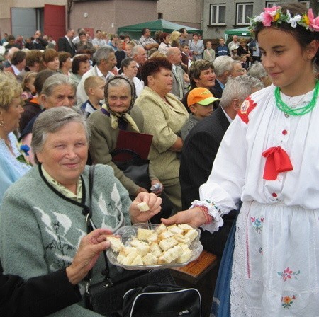 Justyna Krasowska w czasie imprezy częstowała gości prawdziwym swojskim chlebem.