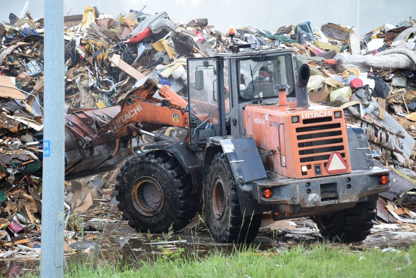 Duży pożar na wysypisku śmieci w Kędzierzynie-Koźlu. Płoną gabaryty. To kolejne takie zdarzenie w tym miejscu