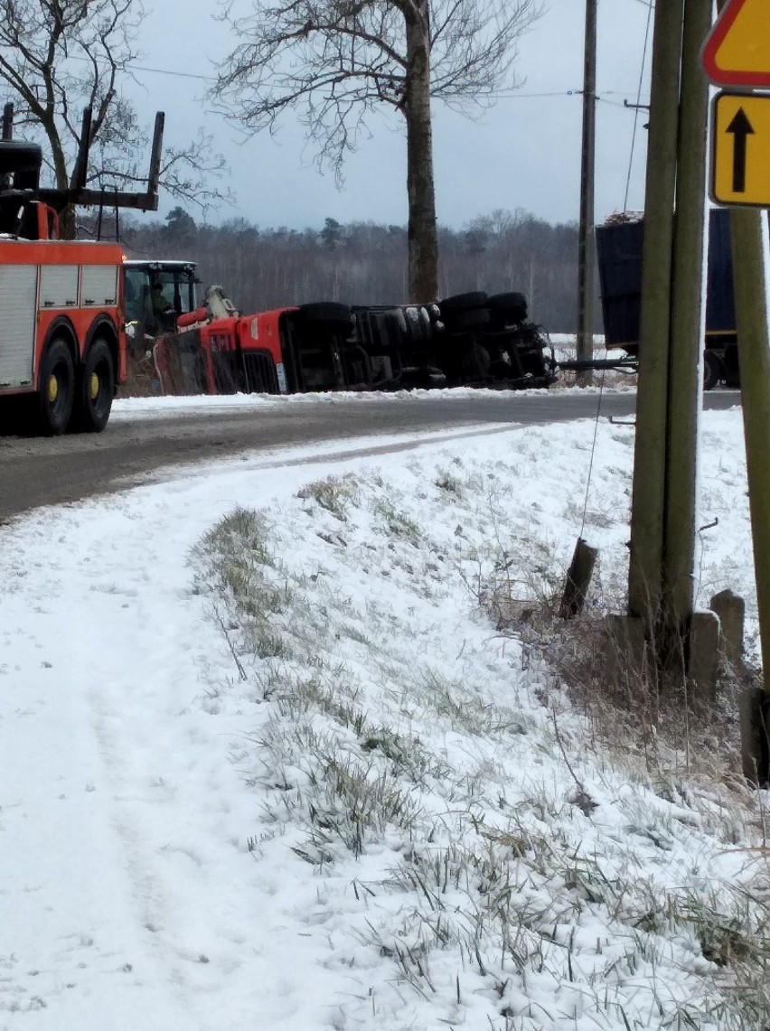 Wypadek ciężarówki w Brzezinkach