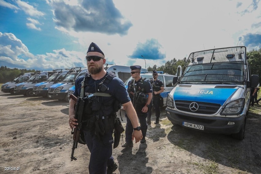 Prawie pół tysiąca policjantów ćwiczyło na poligonie w Nowej Dębie [ZDJĘCIA]